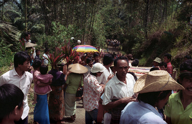 La foule., The crowd. (anglais), Sekumpulan orang banyak yang menyusul. (indonésien) la vignette