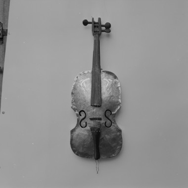Violon (caisse de résonnance en cuivre soudé et gravé) fabriqué par M. Henri Mignard et portant la mention " Souvenir d'Orient 1918-1919 - 34ème ". la vignette