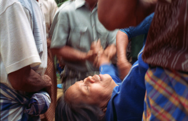 Female trance, maro ritual, Sereale, 1993., Transe féminine lors du rituel maro, Sereale, 1993. (French), Para wanita yang kesurupan pada saat ritus maro, Sereale, 1993. (Indonesian) thumbnail