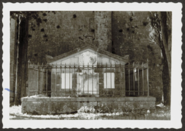 I.2.2.06.1.1.002. Tombeau de Mlle de Cabiron dans le cimetière de Conqueyrac la vignette