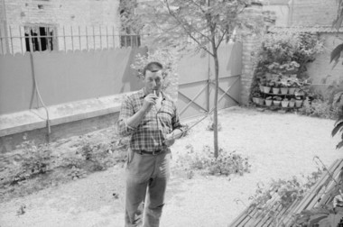 Roger Bruillon. Fabrication d'un sifflet d'écorce double (numéro d'inventaire de l'objet : 1967.48.28) :  la vignette