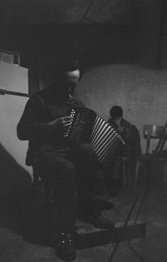 M. Vidal (André) jouant de l'accordéon. la vignette