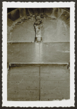 Ancienne statue de pierre placée au-dessus du porche de la chapelle la vignette