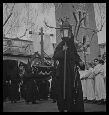 Procession de la Sanch. Misteri porté par les pénitents circulant dans les rues de Perpignan la vignette