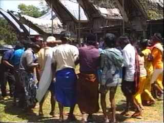 VIDEO: Bugi en ronde (ondo pua), hors contexte, près de Rantepao, 1993., Video: Bugi’in a circle (ondo pua), near Rantepao, 1993, out of context. (anglais), Bugi’ dalam lingkaran (ondo pua), dekat Rantepao, 1993, di luar konteks ritual. (indonésien) la vignette