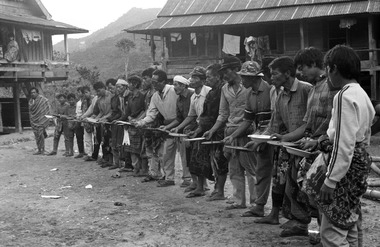 Répétition de simbong à Baruppu', 1993., Rehearsal of simbong at Baruppu', 1993. (anglais), Latihan simbong di Baruppu’, 1993. (indonésien) la vignette