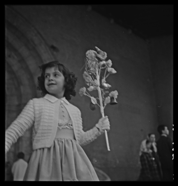 Perpignan, dimanche des Rameaux, fillette portant une palme décorée la vignette