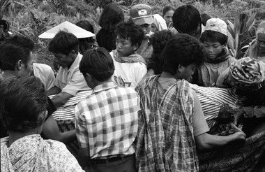 Village de Baruppu', août 1993., Village of Baruppu', August 1993. (anglais), Desa Baruppu’, Agustus 1993. (indonésien) la vignette