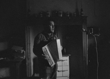 Monsieur Mouret, accordéoniste à La Terrisse, jouant de son instrument la vignette