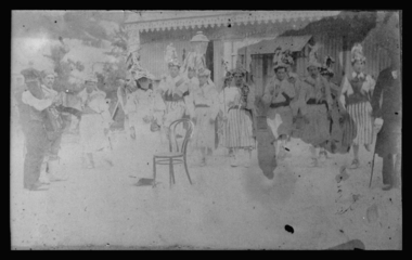 Reproduction d'une photographie prise à Esquièze-Sère pour la danse du Baïar avant 1893, représentant un joueur de galoubet et tambourin (French) thumbnail
