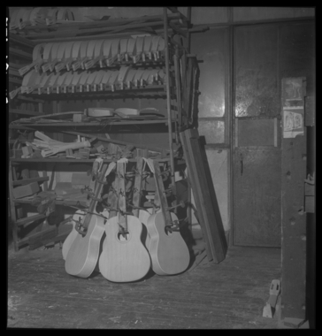 Usine Couesnon. Atelier de fabrication avec guitares. Sous la presse, une mandoline en attente de finition (French) thumbnail