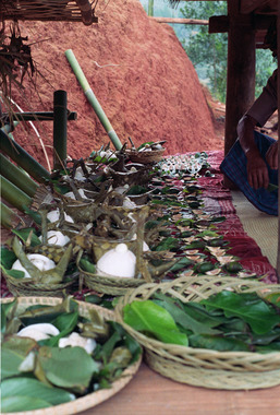 Sept corbeilles d'offrandes de riz et coco., Seven baskets of rice and coconut offerings. (anglais), Tujuh keranjang sesajen dari nasi dan kelapa. (indonésien) la vignette