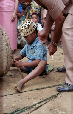 L'enfant au tambour, maro 1993., The child at the drum, maro 1993. (anglais), Anak dengan gendang maro, 1993. (indonésien) la vignette
