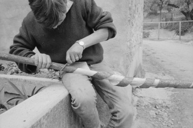 René Marot, 17 ans. Fabrication d'un hautbois d'écorce : déroulement de l'écorce. la vignette