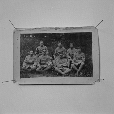 Photographie prise à Arao (syrie) en 1918, M. Henri Mignard, soldat avec six camarades tient le violon qu'il a fabriqué. la vignette