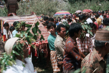 7. Mât bate en route vers le « marché »., 7. Bendera bate dalam perjalanan menuju “pasar”. (indonésien), 7. Bate mast on the way to the ‘market’. (anglais) la vignette