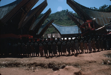 Choeur badong au centre de la cour, Limbong (Pangngala'), 1993., Badong in the center of the courtyard, Limbong (Pangngala’), 1993. (anglais), Tarian badong dilaksanakan di tengah halaman, Limbong, Pangngala’, 1993. (indonésien) la vignette