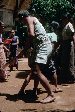 Flagellations, rituel maro, Torea, 1993., Flagellations. Maro ritual, Torea, 1993. (anglais), Pencambukan, ritus maro, Torea, 1993. (indonésien) la vignette