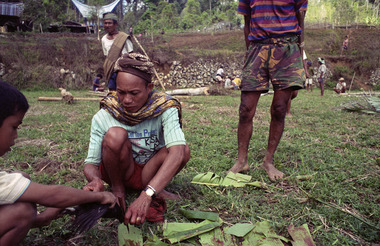 Offerings on the ceremonial field. Deri 1993., Offrandes sur le grand champ kala'paran, Deri, 1993. (French), Persembahan di atas arena kala’paran, Deri, 1993. (Indonesian) thumbnail