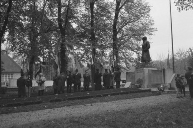 Jardin public. Cérémonie au monument aux morts avec la "Lyre châtillonnaise". la vignette