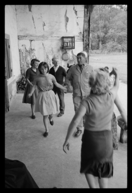 Monsieur Pierre Garabos joue un rondeau que ses enfants et ses petits enfants dansent la vignette