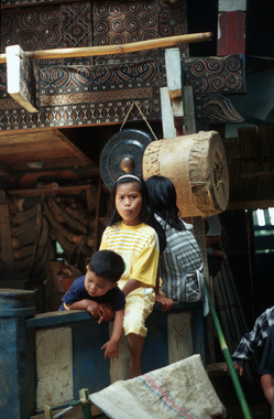 Next to the gong, during the funeral. To' Barana', 2000., À côté du gong, pendant les funérailles. To' Barana', 2000. (French), Di sebelah gong, selama pemakaman-pemakaman. To’ Barana’, 2000. (Indonesian) thumbnail
