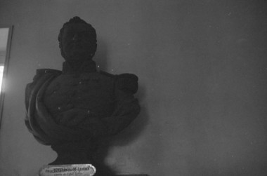 Mairie. Buste de l'amiral Dupotet, né à Chaugey en 1777. la vignette