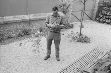 Roger Bruillon. Fabrication d'un sifflet d'écorce double (numéro d'inventaire de l'objet : 1967.48.28) :  la vignette