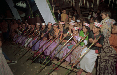 Chœur dandan (équivalent féminin du simbong), Tiroan, 1993., Dandan chorus (female equivalent of the simbong), Tiroan, 1993. (anglais), Kor dandan (yang merupakan nyanyian kaum perempuan untuk simbong), Tiroan, Bittuang, 1993. (indonésien) la vignette