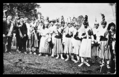 Reproduction d'une photographie prise à Esquièze-Sère en 1923 au départ du passe-rue de la danse du Baïar la vignette