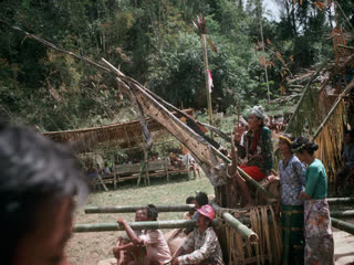 The palanquin during the singgi’ praising. Bua' kasalle, Deri 1993., Le palanquin, lors de la louange singgi', bua' kasalle, Deri, 1993. (French), Waktu pujian singgi’. Ritus bua’, Deri 1993. (Indonesian) thumbnail