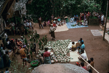 1. Les offrandes dans la cour, 1. Offerings in the courtyard (anglais), 1. Persembahan di halaman (indonésien) la vignette