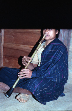 Chant funéraire Pabasing Kemagean, 8’. Un flûtiste nommé Sahibu accompagné de deux chanteuses (Haro et Mida de Benteng et Balagana). Enregistré à Desa Tana Toa, Kajang, Bulukumba, Sulawesi Selatan, sous-groupe makassar en sept. 1991. , Funeral song Pabasing Kemagean, 8'. A flautist named Sahibu accompanied by two singers (Haro and Mida from Benteng and Balagana). Recorded by S. Serafini at Desa Tana Toa, Kec. Kajang, Kab. Bulukumba, Sulawesi Selatan, Makassar sub-group, September 1991. (anglais), Nyanyian pemakaman, Pabasing Kamagean, 8’. Seorang pemain suling yang bernama Sahibu, ditemani dua biduanita (Haro dan Mida dari Benteng dan Balagana). Direkam di Desa Tana Toa, Kecamatan Kajang, Kabupaten Bulukumba, Sulawesi Selatan, masuk dalam kelompok suku Makassar, pada bulan September, 1991. (indonésien) la vignette