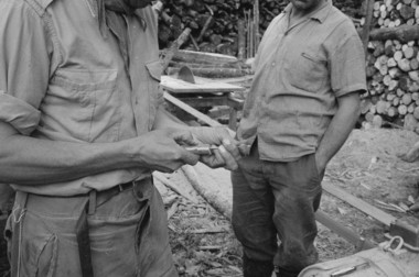 Jean Renard et Raymond Schnitz. Fabrication d'un mirliton en sureau : extraction de la moelle. la vignette