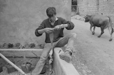 René Marot, 17 ans. Fabrication d'un hautbois d'écorce : enroulement de l'écorce. la vignette