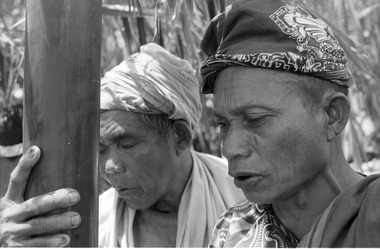Ne' Lumbaa chantant le chant du mât cérémoniel, gelong bate, Torea, 1993., Ne’Lumbaa singing the ceremonial gelong bate, Torea, 1993. (anglais), Ne’ Lumbaa sedang menyanyikan lagu-lagu bendera upacara, gelong bate, Torea, 1993. (indonésien) la vignette