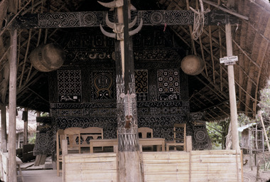 Tambours gandang accrochés à une maison toraja de Mamasa, 1993., Gandang drums hanging from a Toraja house, Mamasa, 1993. (anglais), Gandang-gandang yang digantungkan di rumah Toraja di Mamasa, 1993.  (indonésien) la vignette
