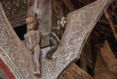 Sculptures on a house, Mamasa, 1993., Sculptures sur une maison, Mamasa, 1993. (French), Patung-patung pada sebuah rumah, Mamasa, 1993. (Indonesian) thumbnail