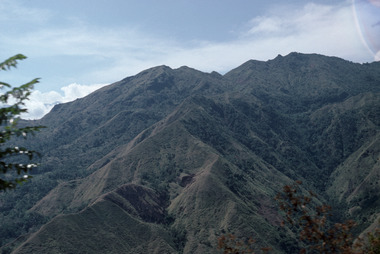 Montagnes au Sud du pays, 1993., Mountains in the south of the country, 1993. (anglais), Gunung-gunung di bagian selatan Tana Toraja, 1993. (indonésien) la vignette