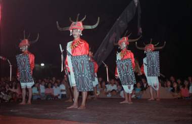 Danseurs de randing coiffés de cornes, Semaine culturelle (*Pekan Budaya), Makassar, 1993., Ma'randing dancers, Ujung Pandang, Cultural Week, 1993. (anglais), Para lelaki bertanduk, penari-penari to ma’randing, Ujung Pandang, Pekan Budaya, 1993. (indonésien) la vignette