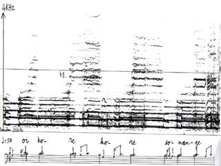 Sonagramme 13. Extrait d'une fin de pièce de simbong (chœur d'hommes enregistré à Poka en 1993). Le vers dit « kurre-kurre sumanga' ». Le sonagramme montre l'alternance des spectres des voyelles antérieure et postérieure, alternativement étroits et larges. Les paroles kurre-kurre sumanga' sont transformées en koré-koré somengngé car les voyelles tendent toutes vers [o] et [e]., Spectrogram 13. From the end of a piece of simbong (men's chorus recorded at Poka in 1993). The verse says kurre-kurre sumanga’. The spectrogram shows the alternation of the front and back vowel spectra –narrow and wide in turn. The words kurre-kurre sumanga’ are transformed into koré-korésomengngé as all the vowels shift towards [o] and [e]. (anglais), Sonagram 13. Cuplikan dari bagian akhir sebuah karya simbong (kor lelaki) yang direkam di Poka, 1993. Sajak berbunyi kurre-kurre sumanga’. Sonagram memperlihatkan peralihan spektrum bunyi vokal depan dan belakang, secara silih berganti, dengan rongga mulut yang menyempit dan kemudian meluas. Kata-kata “kurre-kurre sumangnga’” diubah menjadi “koré-koré somengngé” sebab huruf-huruf hidup semuanya (indonésien) la vignette
