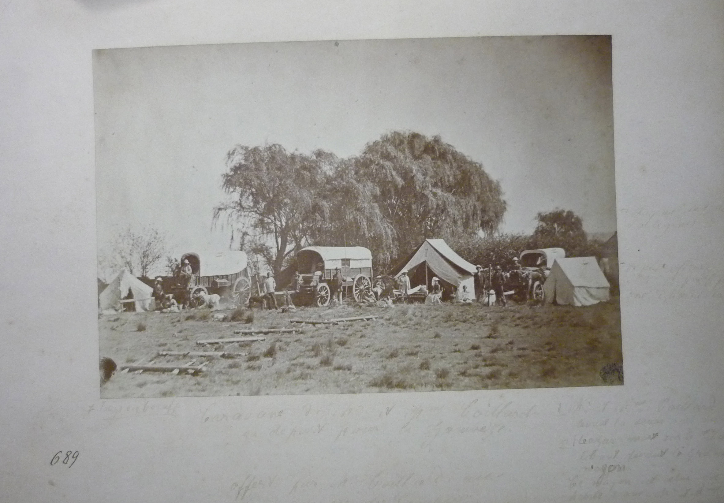 Figure 2 - Tirage photographique d’un campement de la
            « caravane du missionnaire François Coillard sur la route du
            Zambèze ». Auteur inconnu, 1877, numéroté 689. Don du Musée des
            missions en 1901. Collection du MEG.