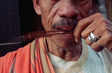 Jew’s harp player, Pelipus Randan, Batutumonga, 1993., Joueur de guimbarde, Pelipus Randan, Batutumonga, 1993. (French), Pemain genggong, Pelipus Randan, Batutumonga, 1993. (Indonesian) thumbnail