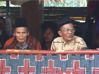 VIDEO : Badong à Penduan Ra'ba, 2001. Les femmes chantent en parallélisme à la tierce., VIDEO: Badong at Penduan Ra’ba, 2001. The women sing in parallel thirds. (anglais), Tarian badong di Penduan Ra’ba, 2001. Kaum wanita menyanyi dalam terts.  (indonésien) la vignette