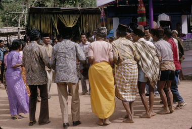 Bugi’ round-dance during a wedding at Buntao’, 1993., Ronde bugi' lors d'un mariage à Buntao', 1993. (French), Tarian bugi’ pada suatu pernikahan di Buntao’, 1993. (Indonesian) thumbnail