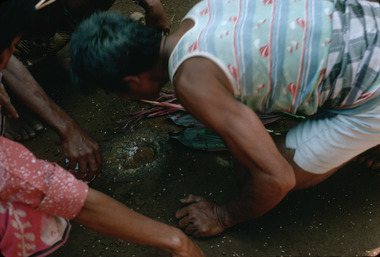 Il mange de la boue, rituel maro, Torea, 1993., He drinks the mud. Maro ritual, Torea, 1993. (anglais), Ia meminum lumpur, ritus maro, Torea, 1993. (indonésien) la vignette