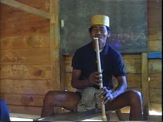 VIDEO 1 : Joueur de flûte suling à Buntao'. Images : Joséphine Simonnot, 1993., VIDEO 1: Suling player at Buntao', filmed by Joséphine Simonnot, 1993. (anglais), VIDEO 1: Pemain suling di Buntao’, difilmkan oleh Joséphine Simonnot, 1993.  (indonésien) la vignette