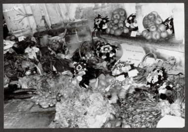 F.2.2.03.1.1.002. Exposition de fleurs, fruits et légumes dans la cathédrale de Meaux la vignette