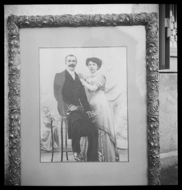 Reproduction photographique du mariage de Louis Lafouge avec Mademoiselle Marie Dupard née Reclesne. Il a eu lieu dans le Morvan le 28 mai 1910 (dimensions : 280 x 360 cm) la vignette