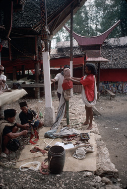 21. Pong Minda, fabriquant l'effigie à Bokko, septembre 1993., 21. Pong Minda, making the effigy at Bokko, September 1993. (anglais), 4). Pong Minda sedang membuat patung di Bokko, September 1993. (indonésien) la vignette